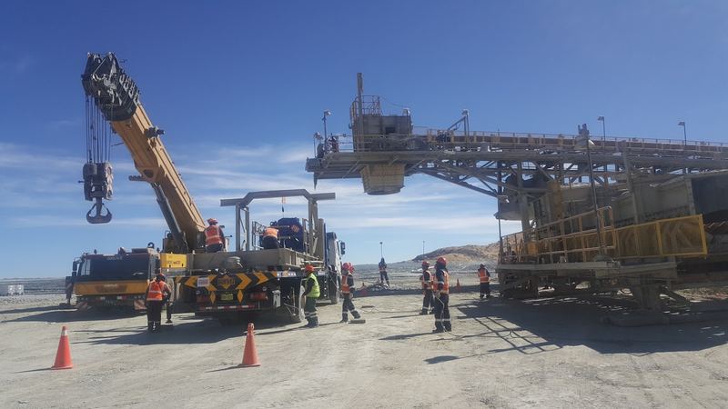 Maniobra de izaje con grúa junto a estructura de faja