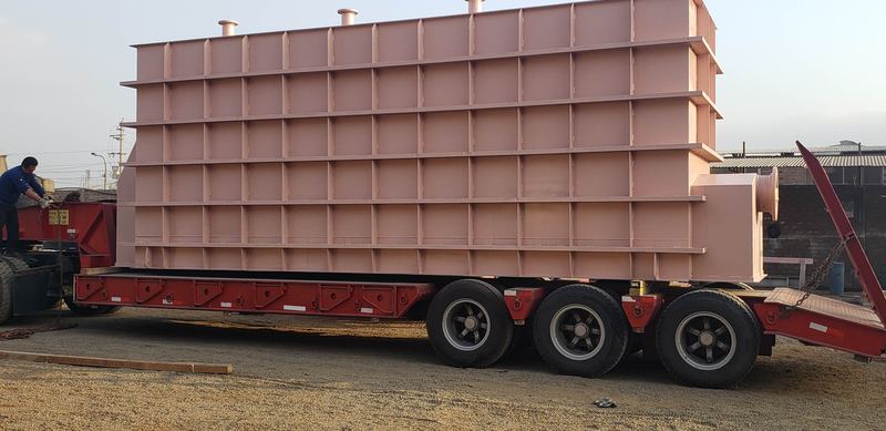 Estructura pesada pintada cargada en cama baja para despacho